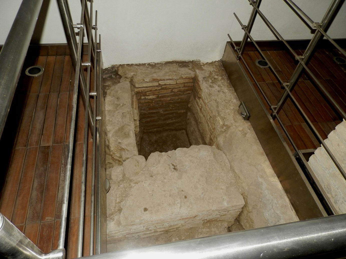 old temple of Esculapio. Rome 4.JPG